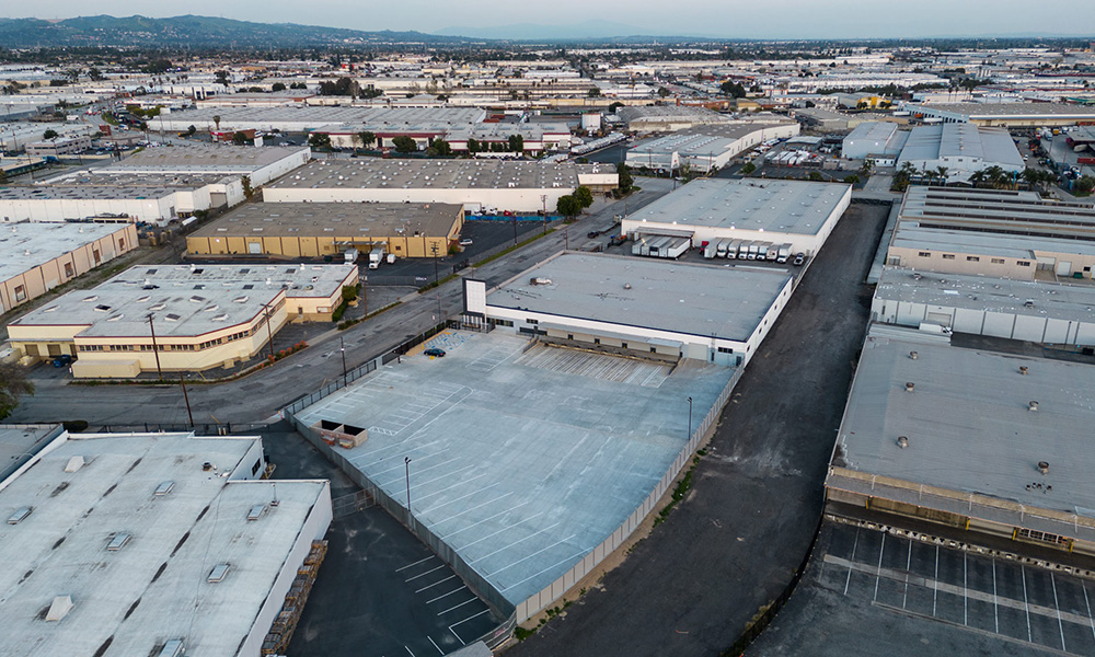 2425 Saybrook Ave Building Photo